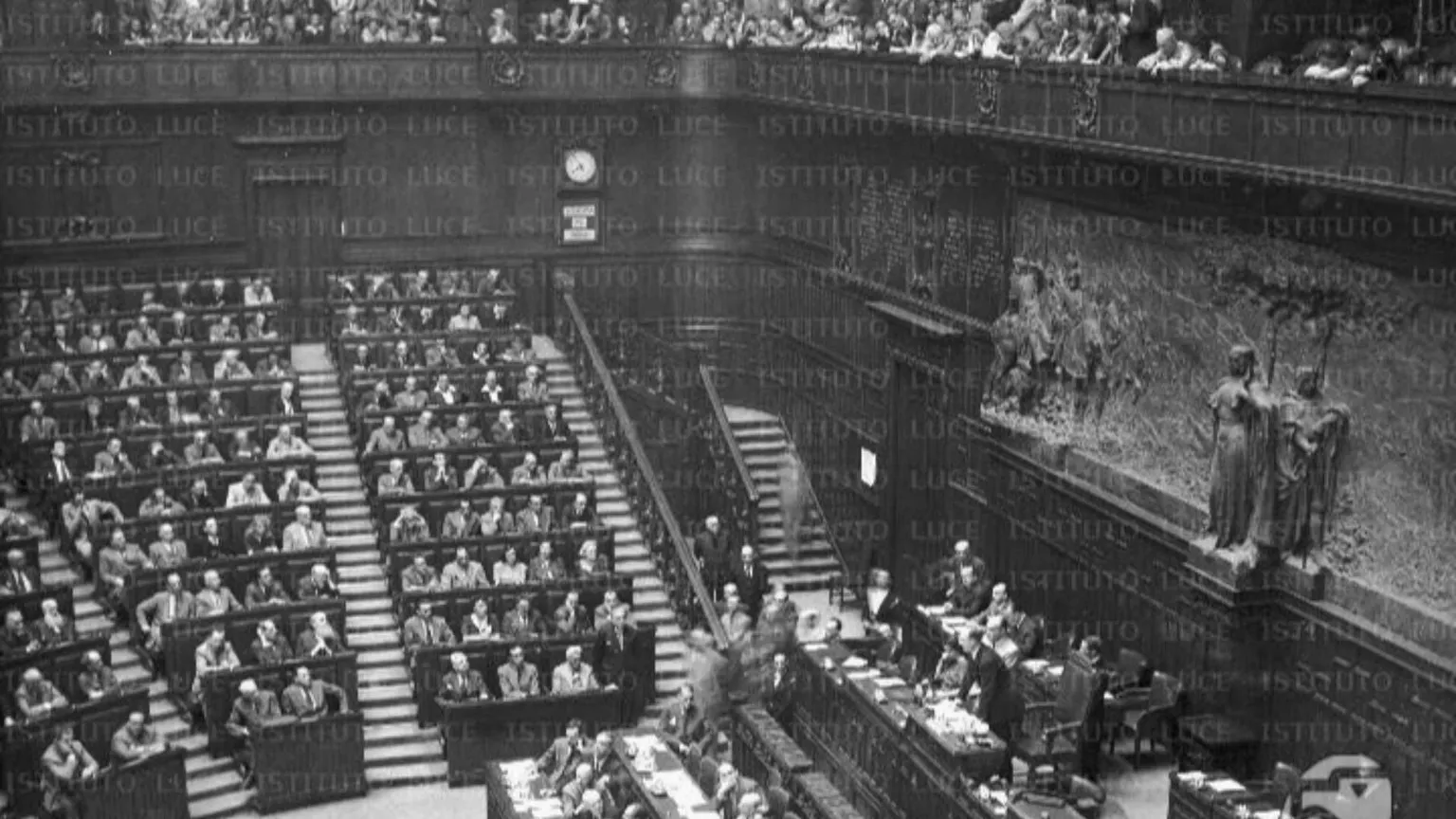 Seduta dell'Assemblea Costituente: il discorso d'insediamento del presidente Saragat