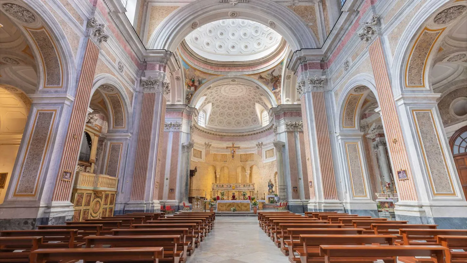 Acqua, ristoro, accoglienza: contro il caldo Napoli ha deciso di aprire le chiese ai più fragili