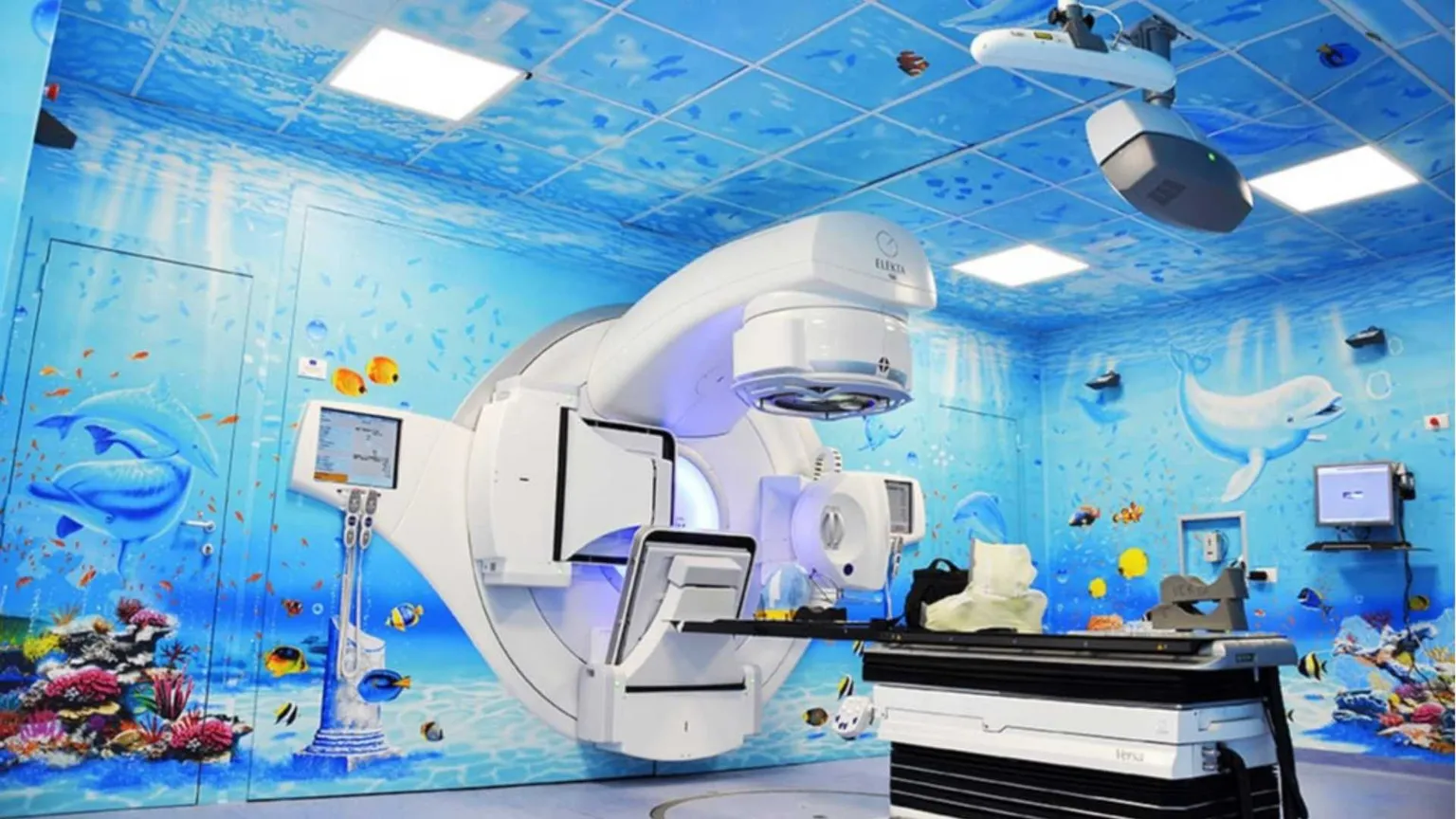 La sala di radioterapia oncologica dell'ospedale di Salerno tutta dipinta in azzurro e con delfini che nuotano sulle pareti / Ospedali dipinti