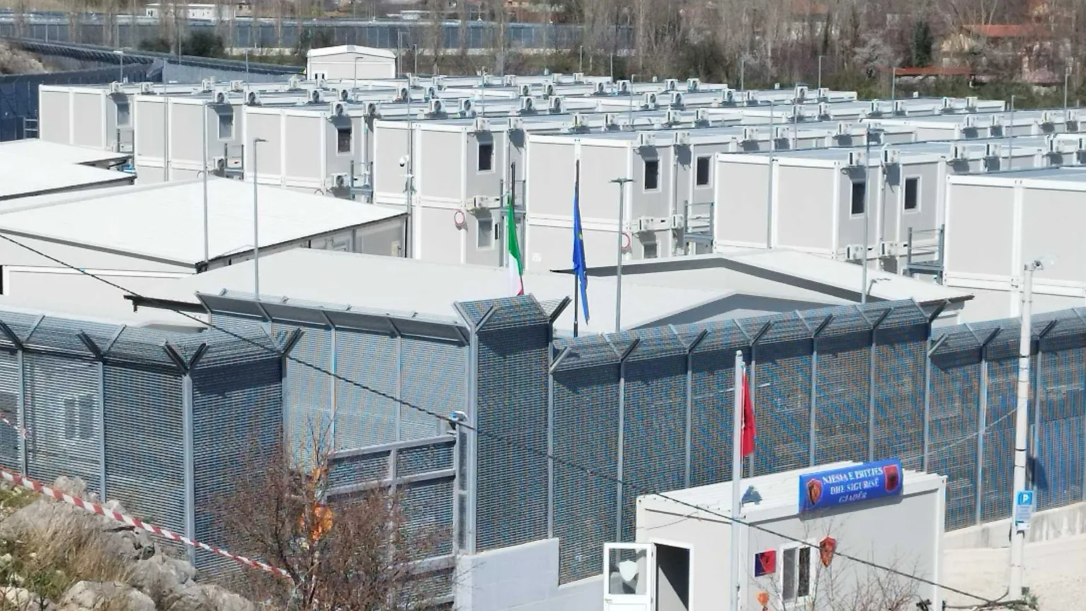 Migranti, deputati Ue: «Ostacolata l'ispezione del centro di Gjader»