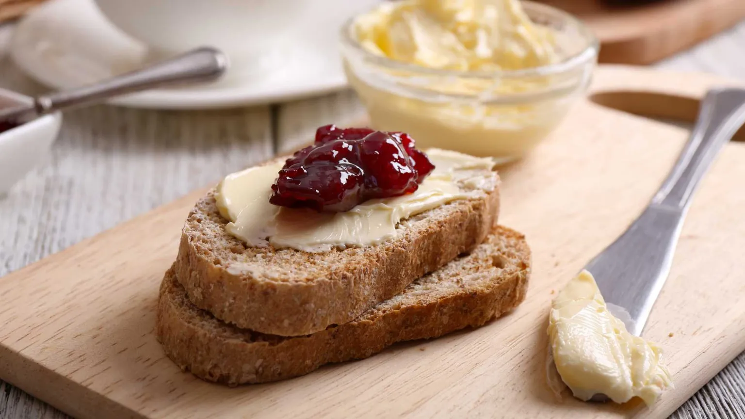 Il sapore della colazione comune: quando il pane e la marmellata profumano di dignità