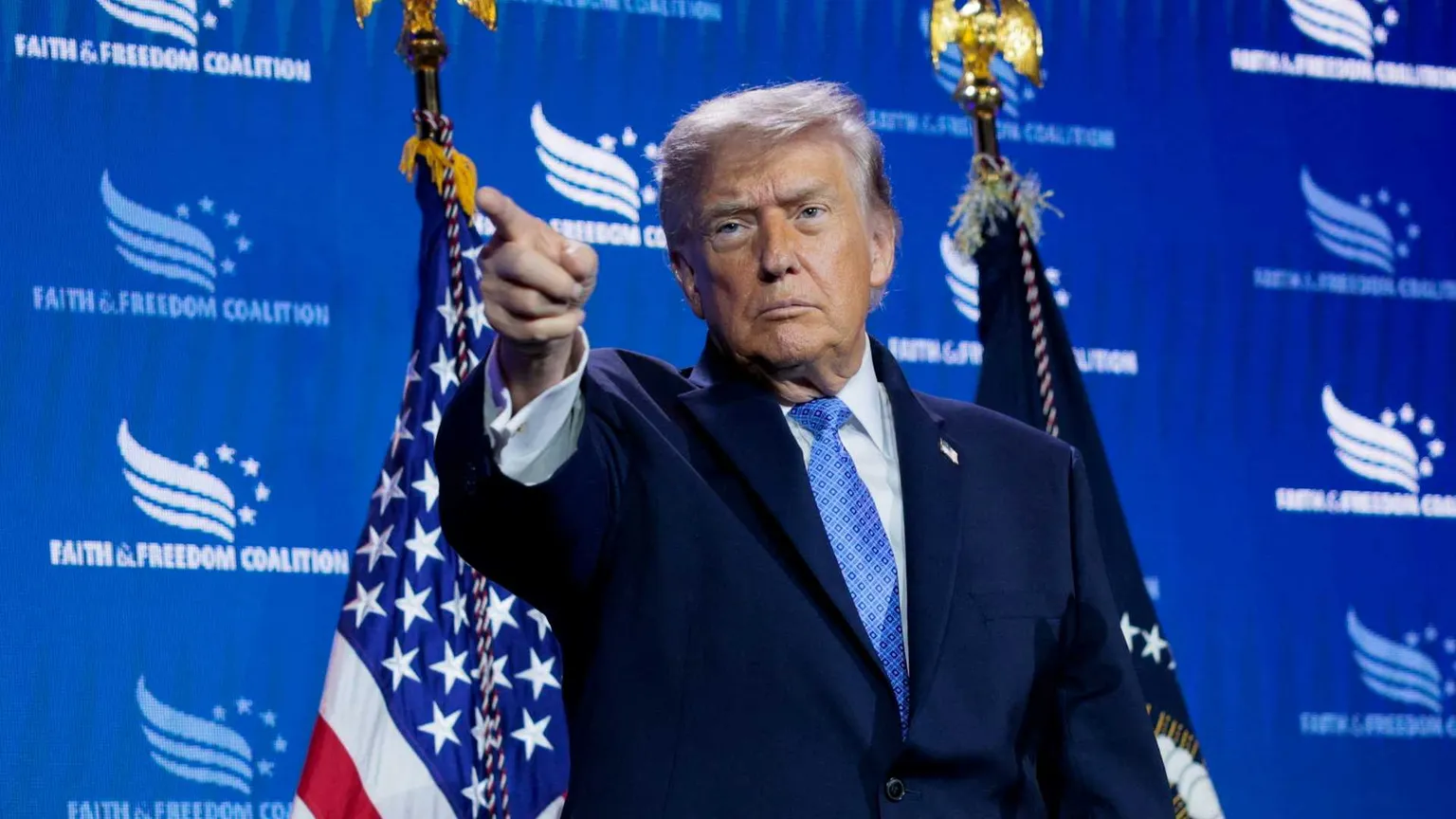 Donald Trump mostra uno dei suoi ordini esecutivi / REUTERS