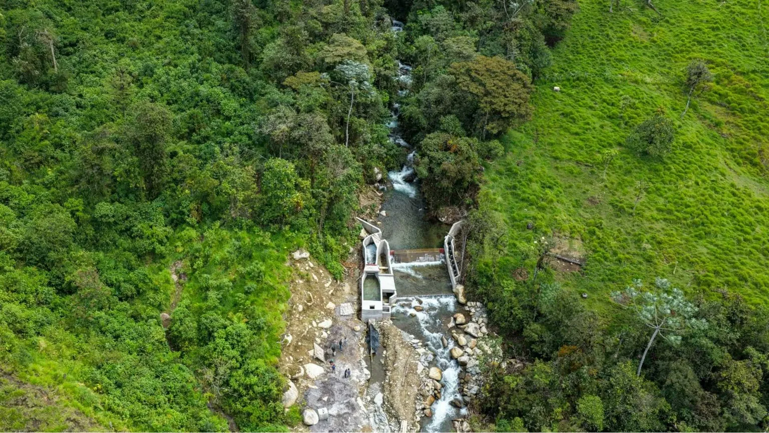 I contadini dell'Ecuador inventano la loro centrale idroelettrica sostenibile