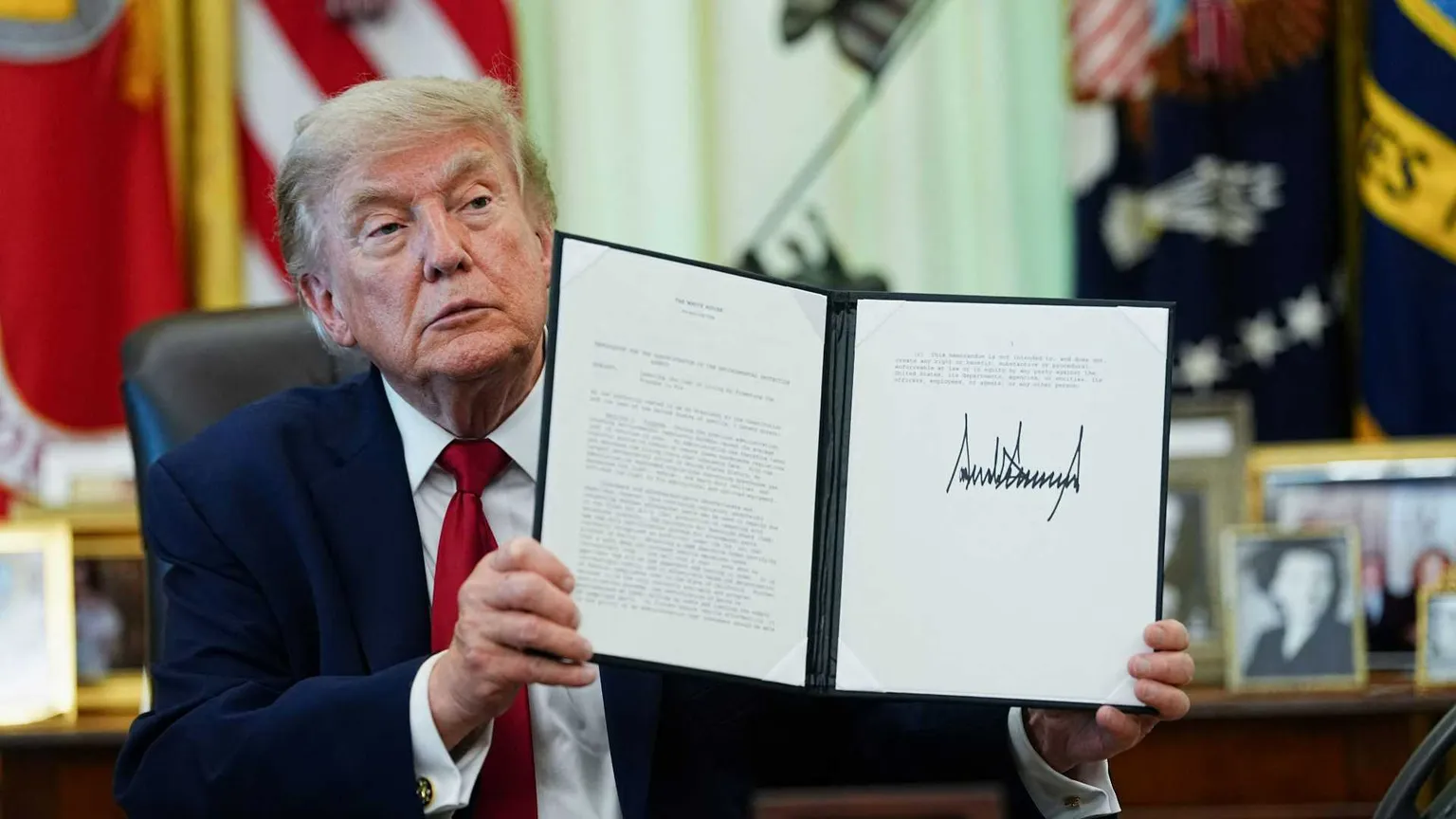 Uno dei tanti ordini esecutivi firmati da Donald Trump / REUTERS