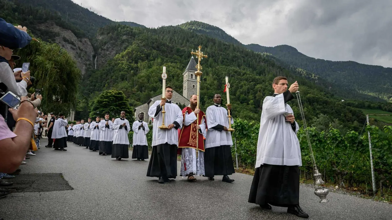 L'ordinazione dei primi quattro vescovi della Fraternità sacerdotale San Pio X il 30 giugno 1988 a Ecône. Un gesto che portò alla scomunica dichiarata da Giovanni Paolo II, poi ritirata da Benedetto XVI nel 2009