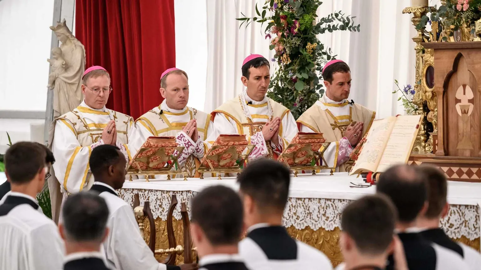 I quattro vescovi lefebvriani consacrati oggi a Econe, in Svizzera: Pascal Schreiber, Michael Goldade, Michel Poinsinet de Sivry e Marc Hanappier / ANSA