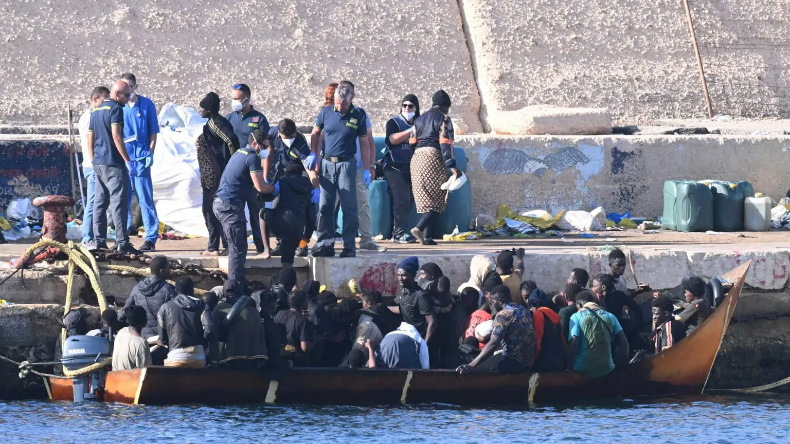 I "fantasmi" di Lampedusa: i migranti che nessuno vede ma che continuano ad arrivare e morire