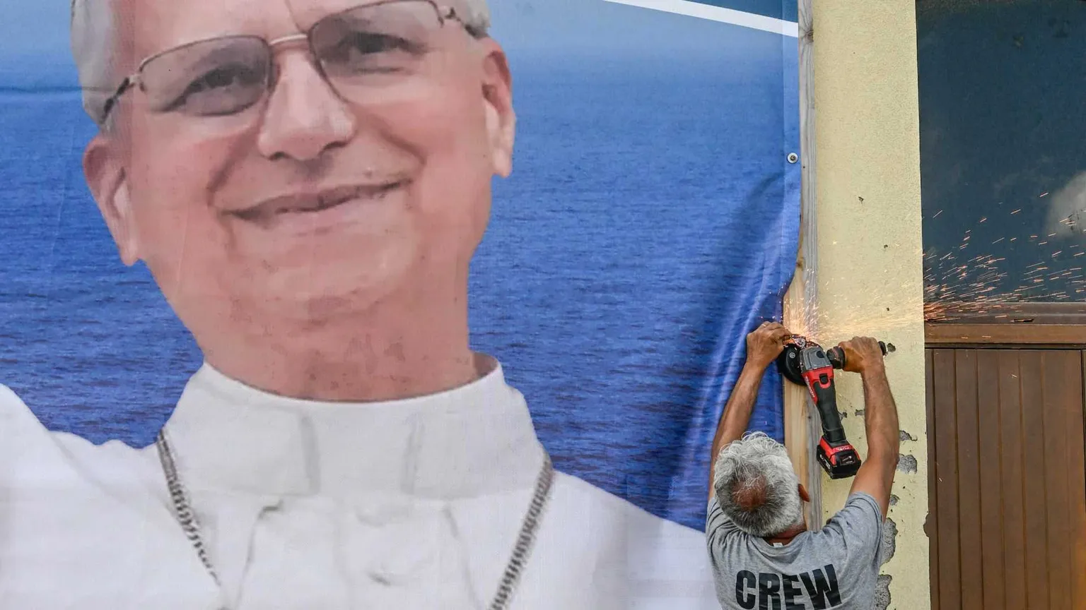«Proteggere la vita di tutti». Il 4 luglio del Papa americano a Lampedusa