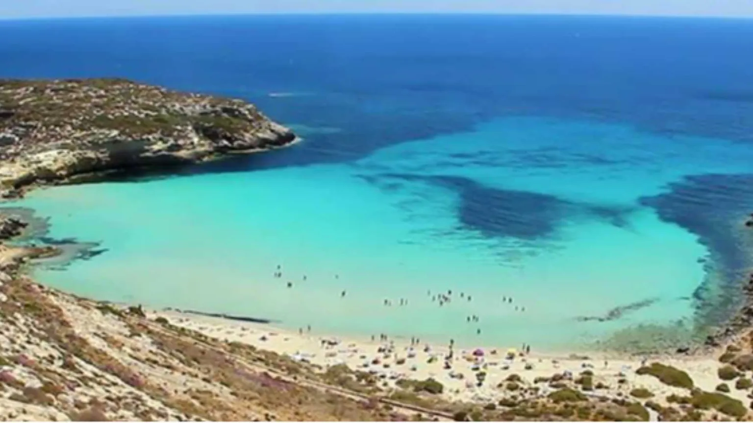 Le spiagge più belle del mondo e i servizi che mancano: le due facce dell'isola