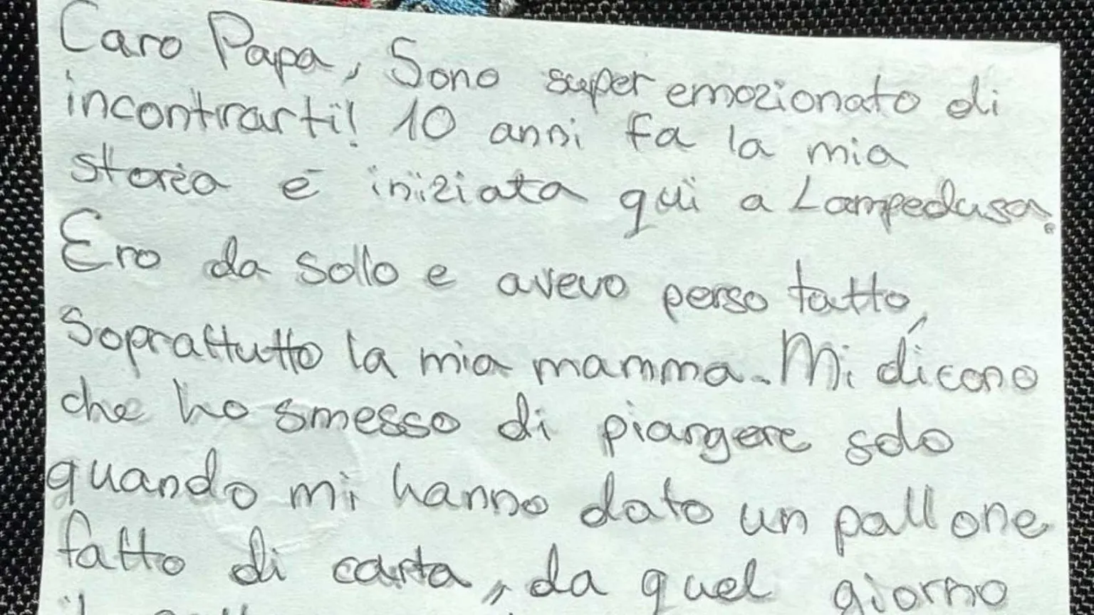 Storia di Leo, arrivato orfano a Lampedusa, che ha scritto una lettera al Papa