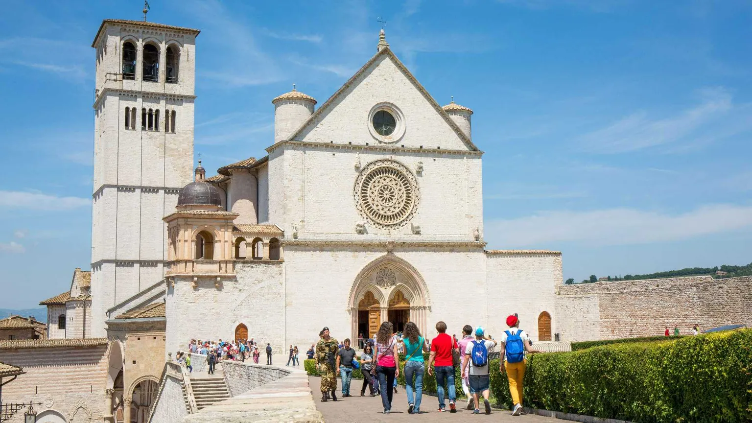 Trasversale, ribelle e fraterno.
Perché il Santo piace ai giovani