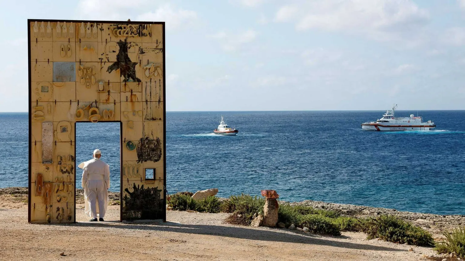 Dalla Porta d'Europa al cimitero dei migranti, le foto del viaggio del Papa a Lampedusa