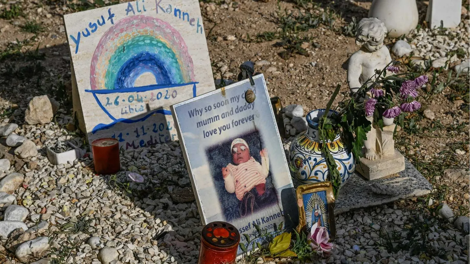 La tomba di Yusuf, morto a 6 mesi in mare, il silenzio assorto del Papa e noi