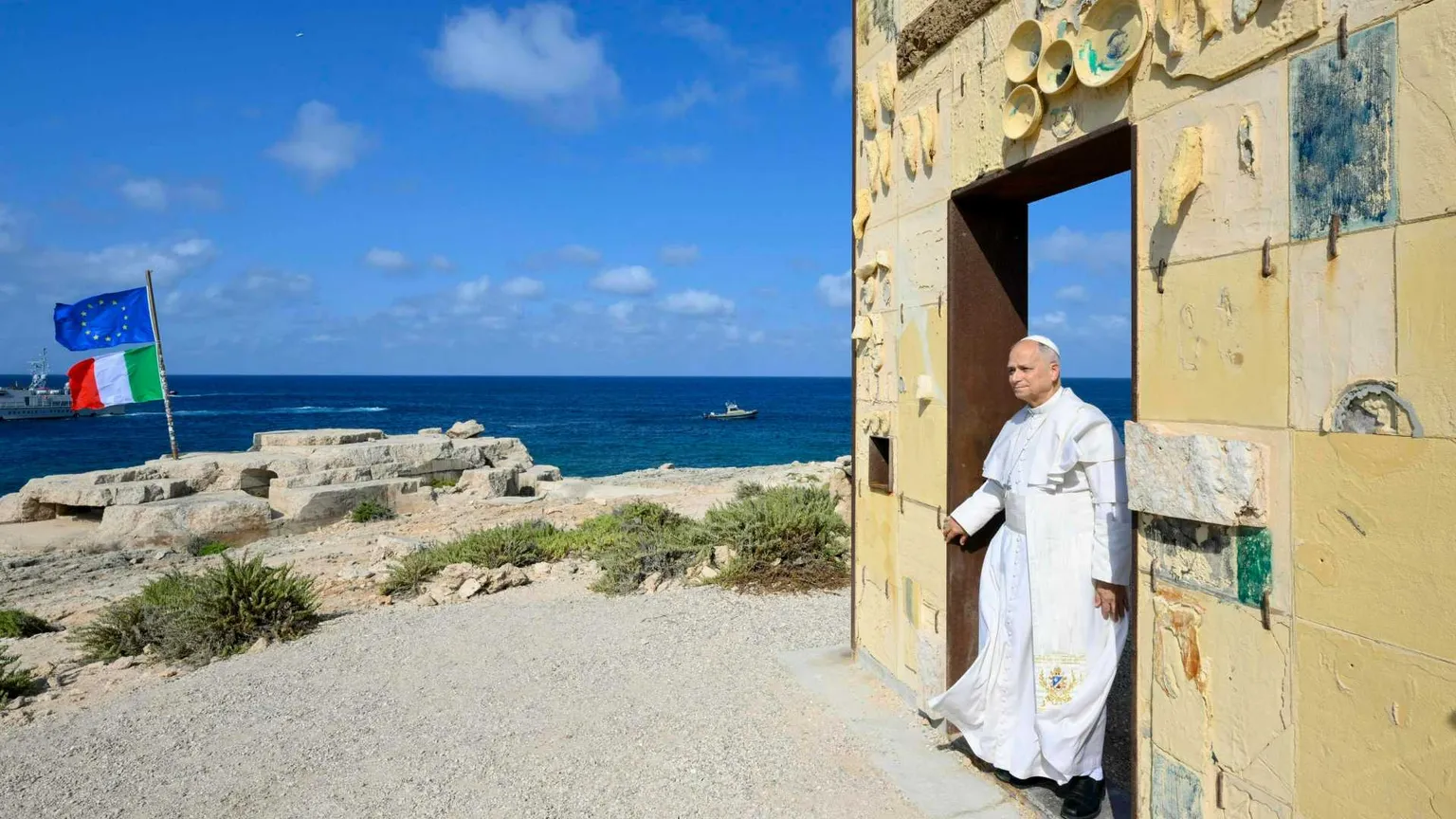 Il Papa a Lampedusa: i migranti morti in mare per decisioni prese o mancate. L’Europa? Vari un piano di soccorsi
