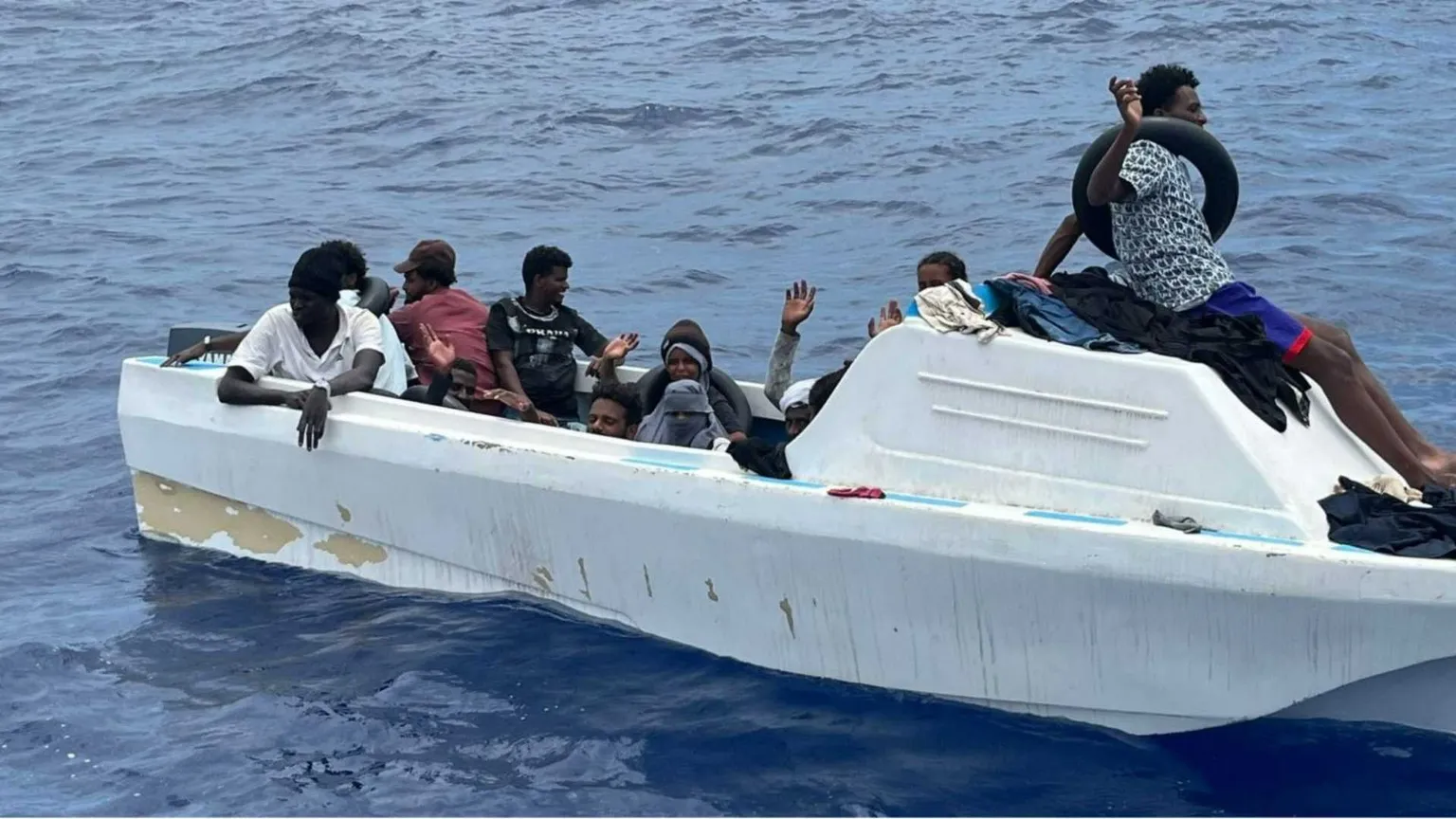 L'imbarcazione in vetroresina con i migranti, quasi tutti minorenni: erano in mare da una settimana, senza benzina