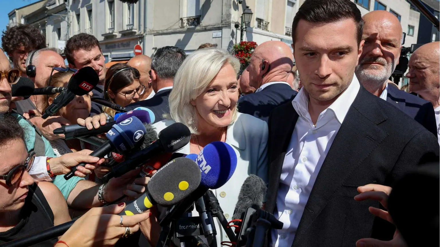 Il politologo: «Anti-sistema sì, ma non del tutto: ecco come Le Pen correrà per l'Eliseo»