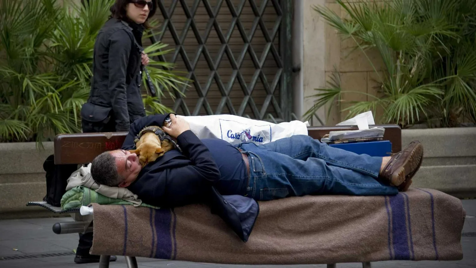 I funerali di Marcus, il clochard morto solo e "accolto" dalla città