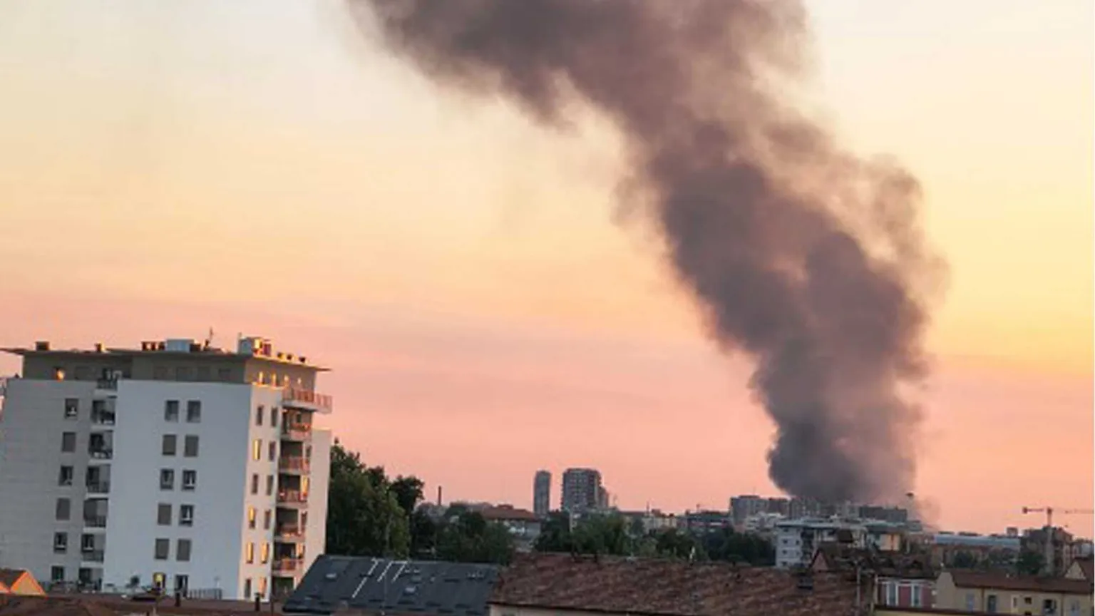 Milano, incendio devasta magazzino. Il Comune: «Tenete chiuse le finestre». Aperta inchiesta