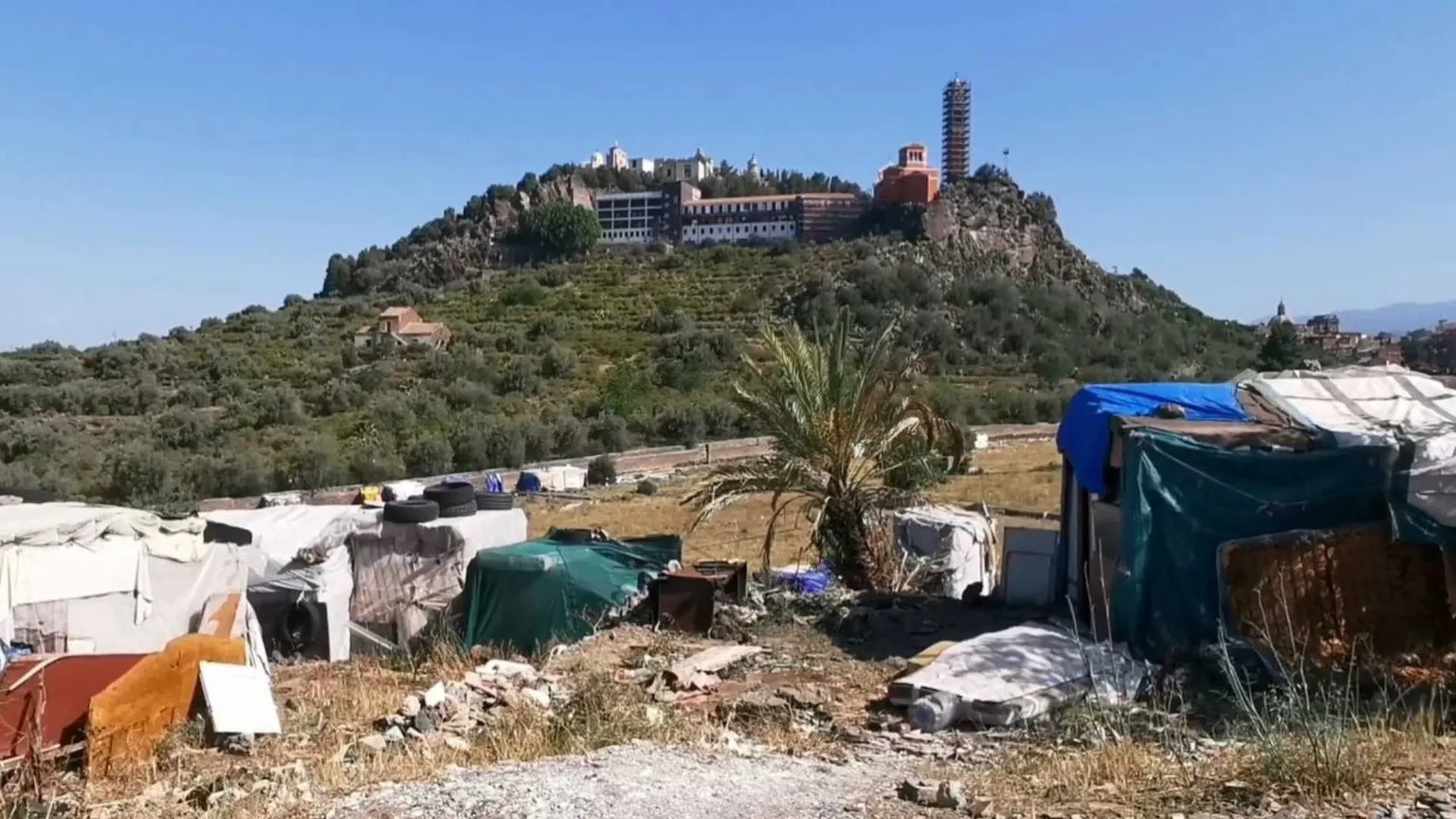 Tra le baracche degli ultimi nei campi della Sicilia