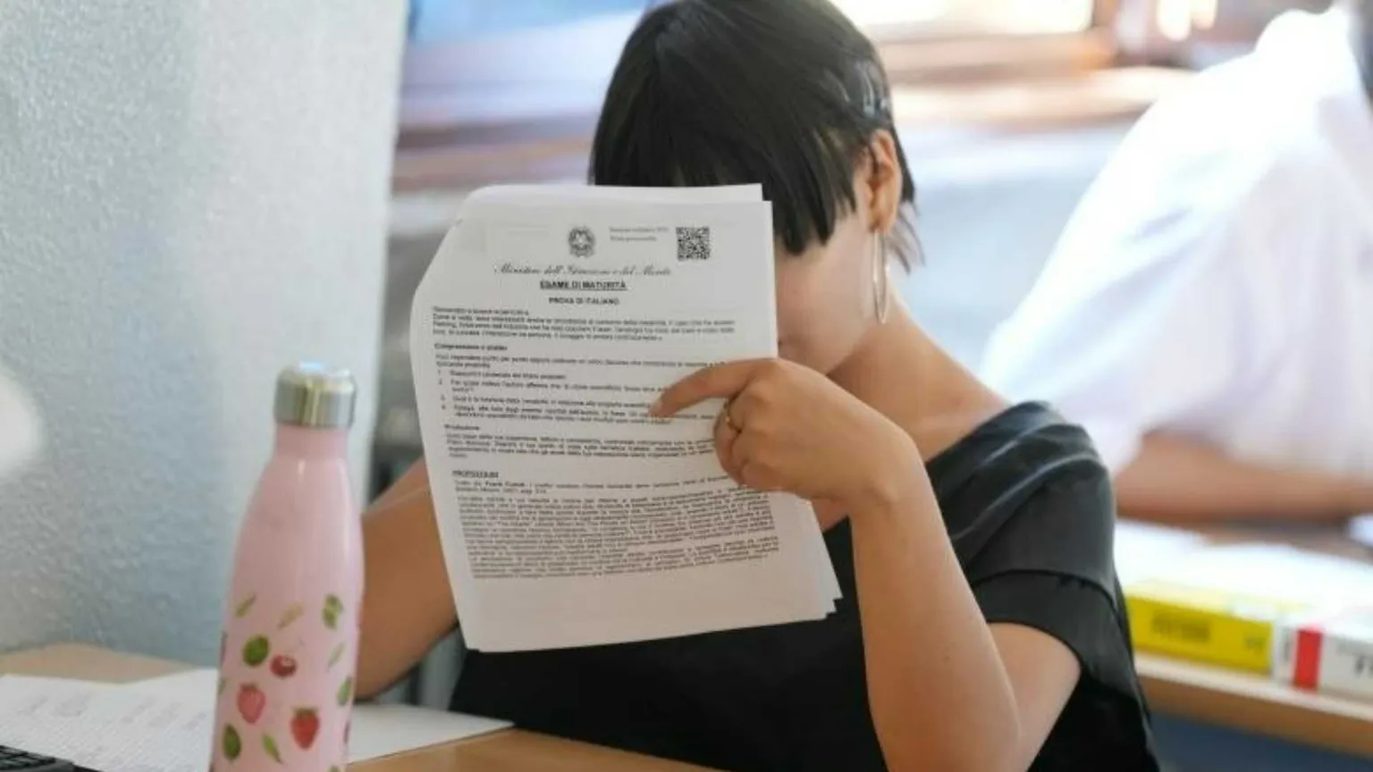 Una studentessa all'esame scritto di Maturità