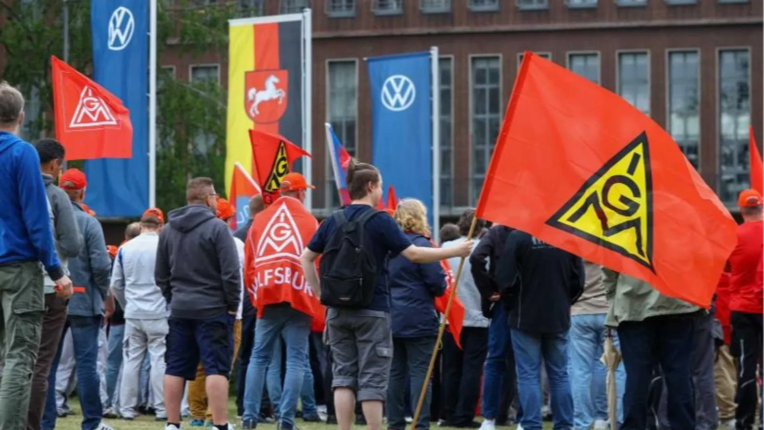 Taglio di 120mila dipendenti, chiusura di 4 impianti: cosa sta succedendo alla Volkswagen?