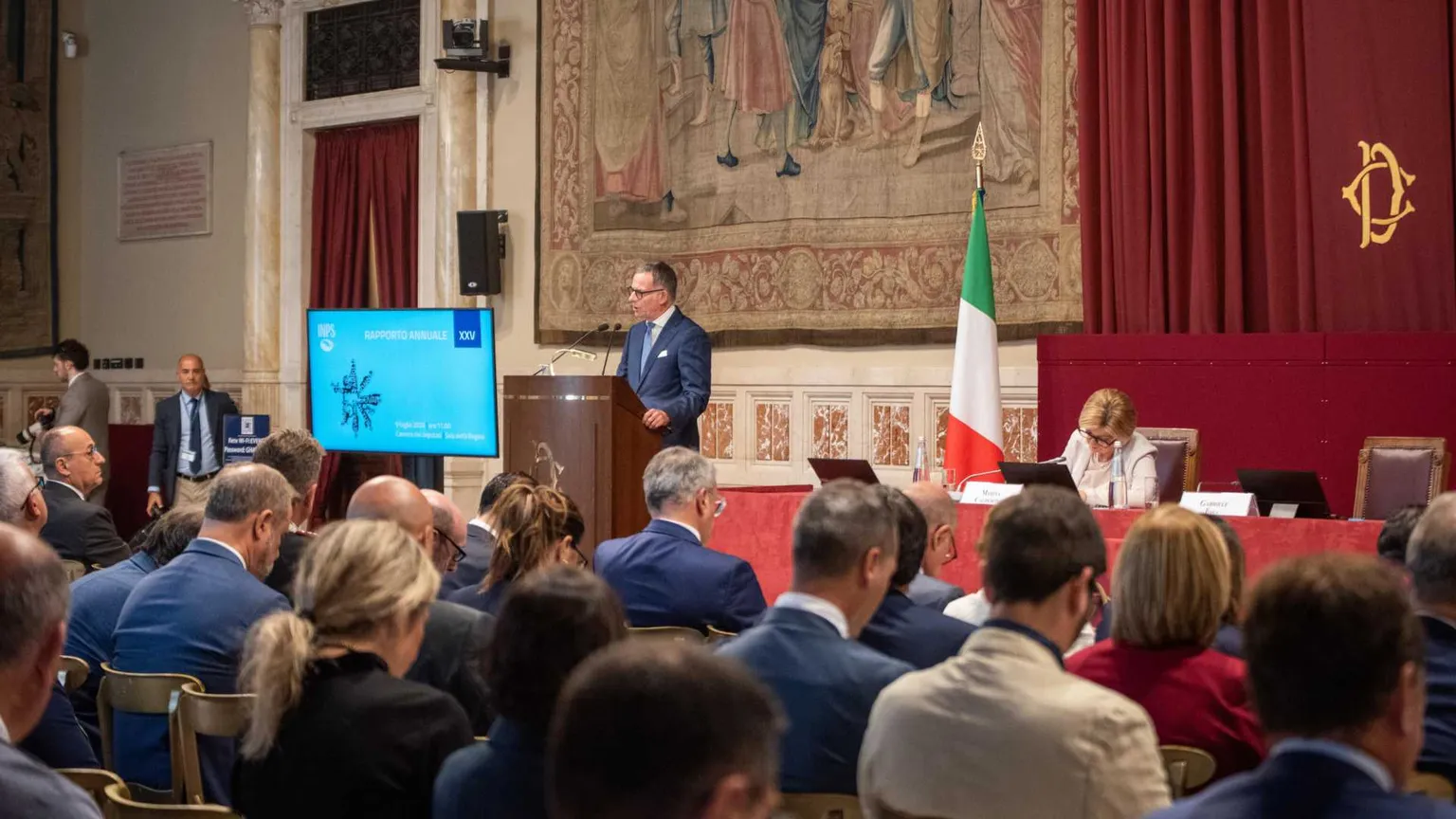 Stipendi, pensioni, sempre meno giovani (e lo smart che aiuta le donne): ecco l'Italia del lavoro