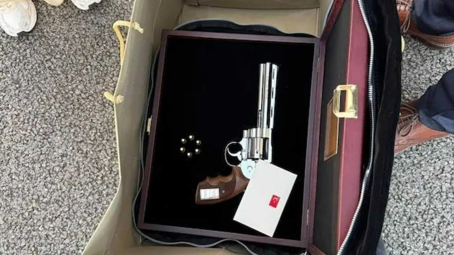 Mai una pistola in dono! È la morte trasformata in souvenir