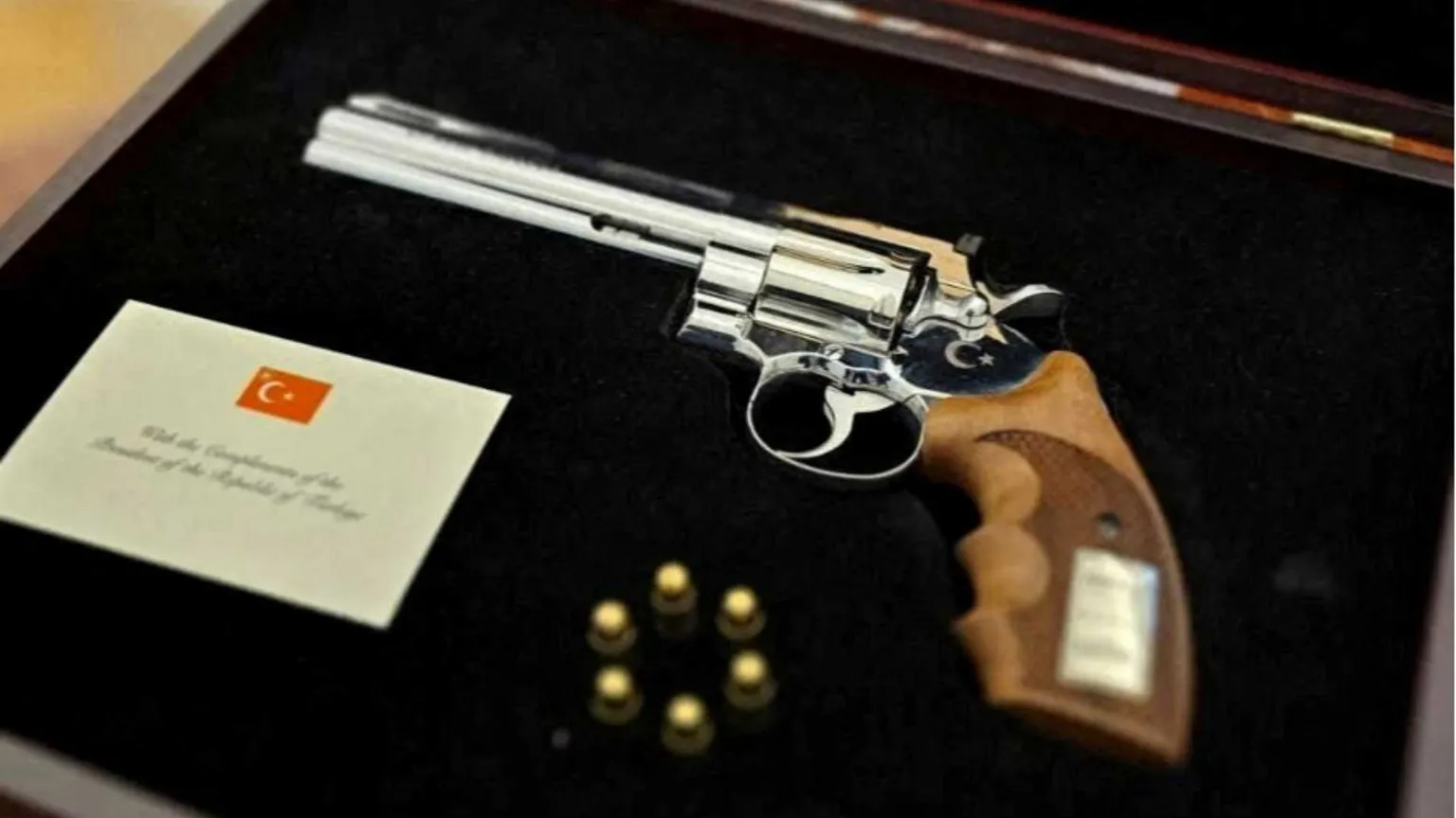 La pistola donata da Erdogan ai leader