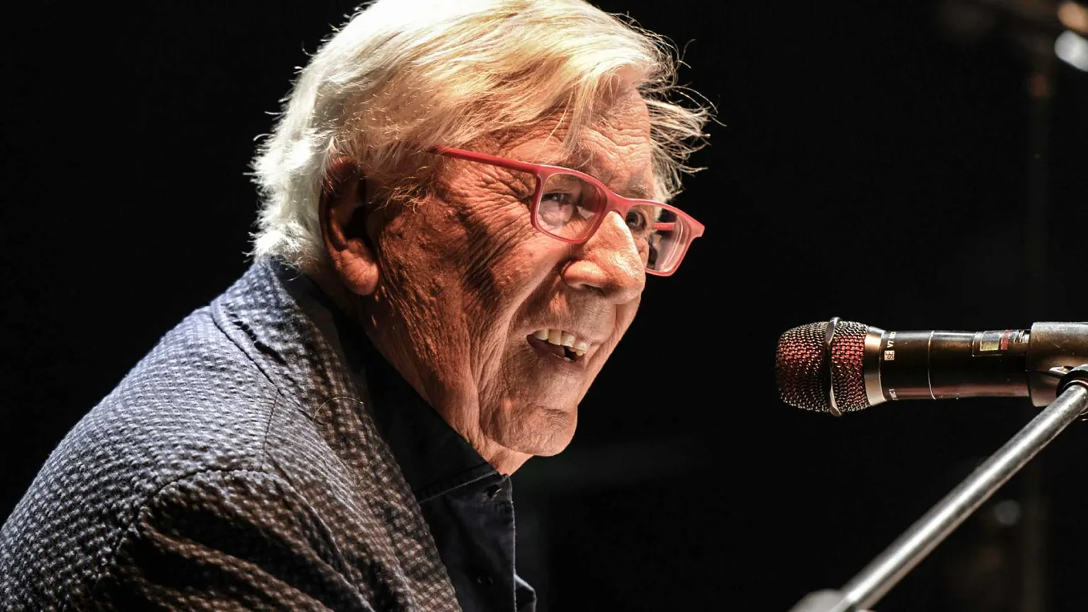 Addio a Peppino di Capri, il cantante che rese moderna la canzone napoletana (e suonò coi Beatles)