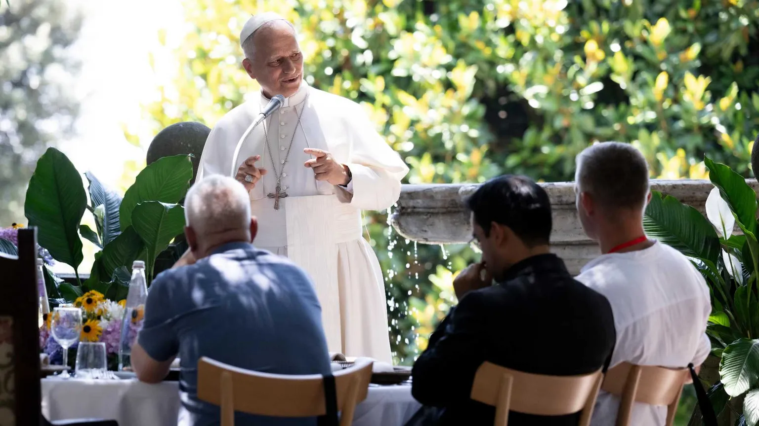 Leone XIV al pranzo con i poveri a Castel Gandolfo / SICILIANI