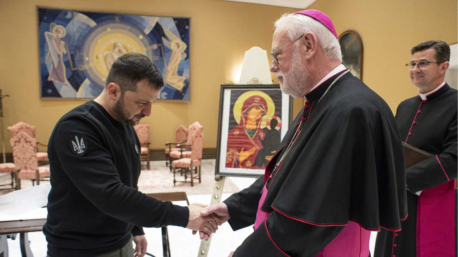 L'arcivescovo Paul Richard Gallagher, segretario per i rapporti con gli Stati, assieme al presidente dell'Ucraina, Volodymyr Zelensky, in Vaticano nel 2023 / SICILIANI
