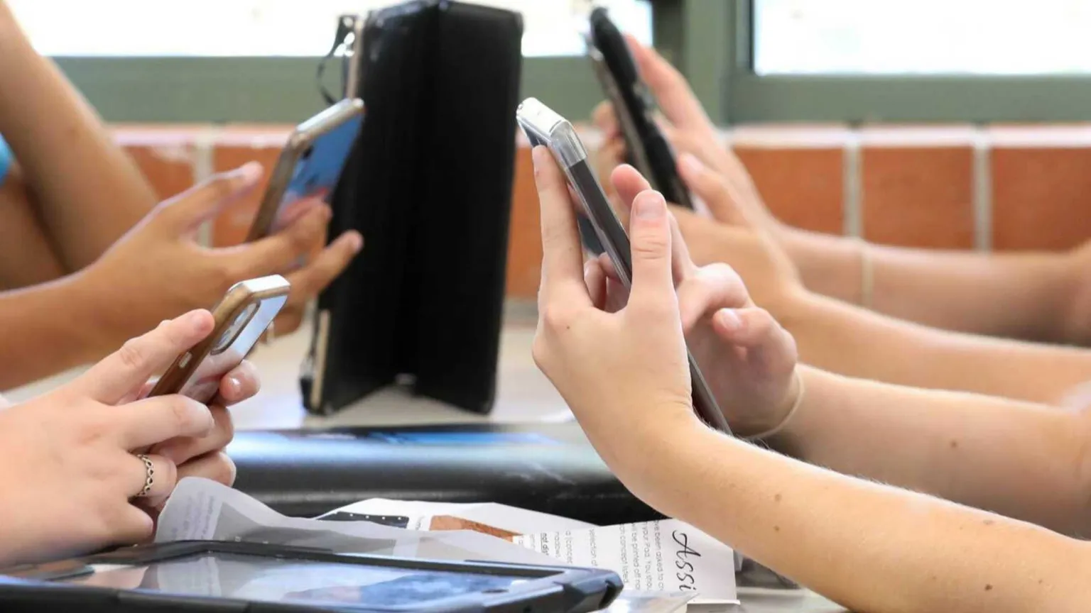 Minori online solo dopo i 13 anni: adesso anche la Ue prepara la sua legge