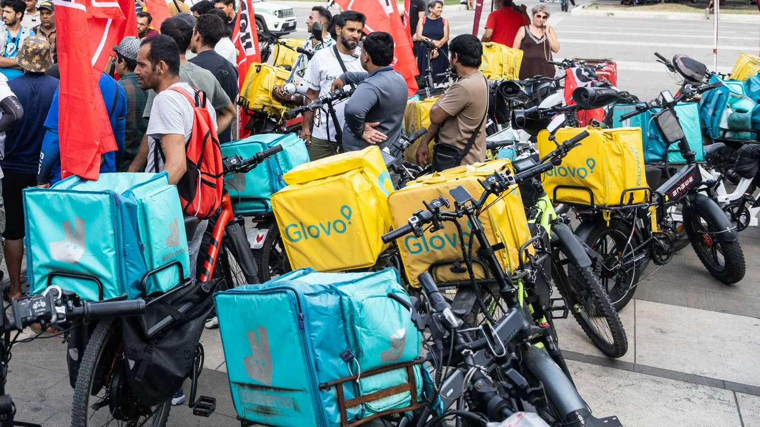 Rider in sciopero a Firenze: paghe basse e troppo caldo