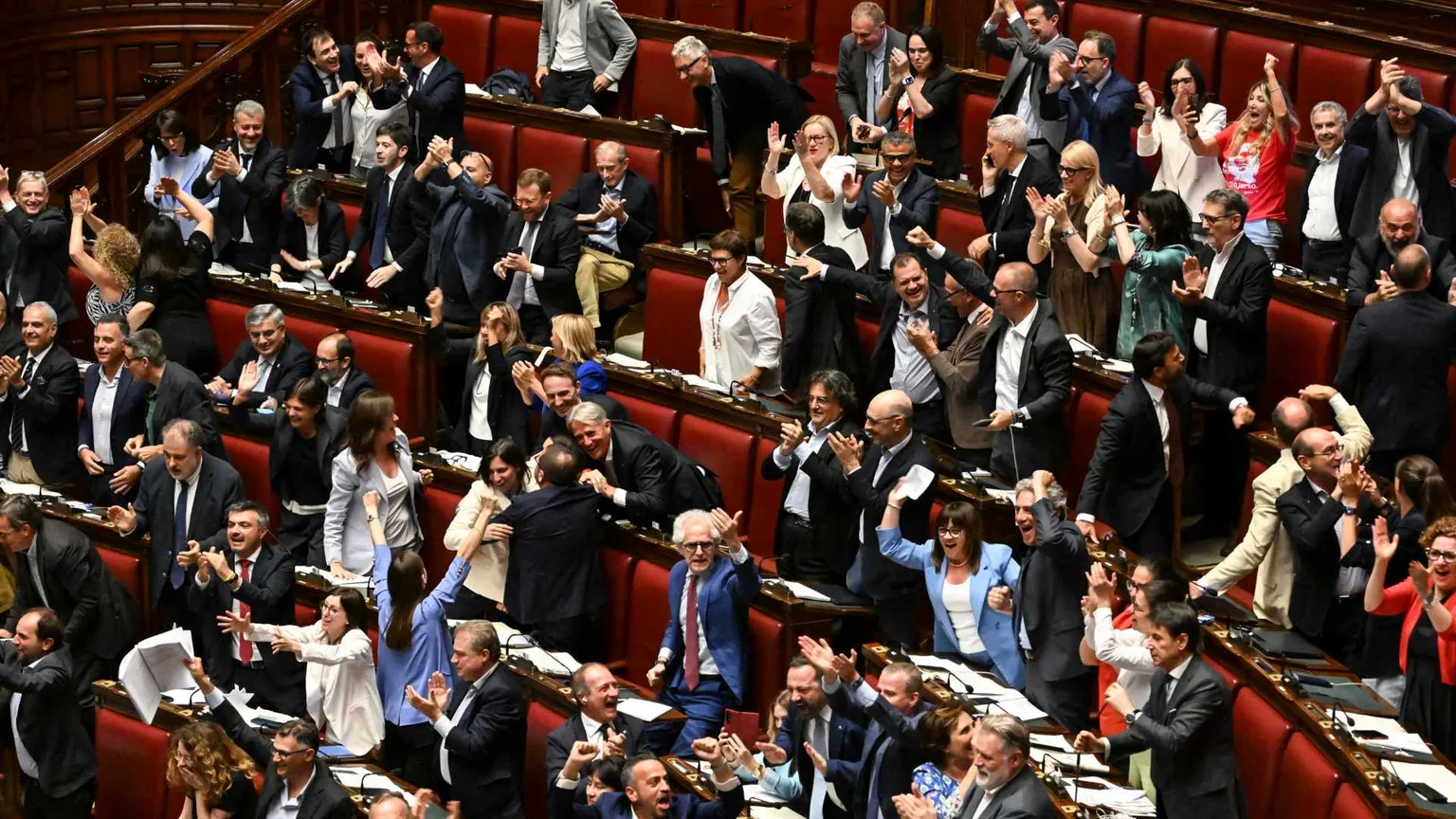 Il no alle preferenze e la sconfitta di Meloni.
L'opposizione esulta, la premier riflette