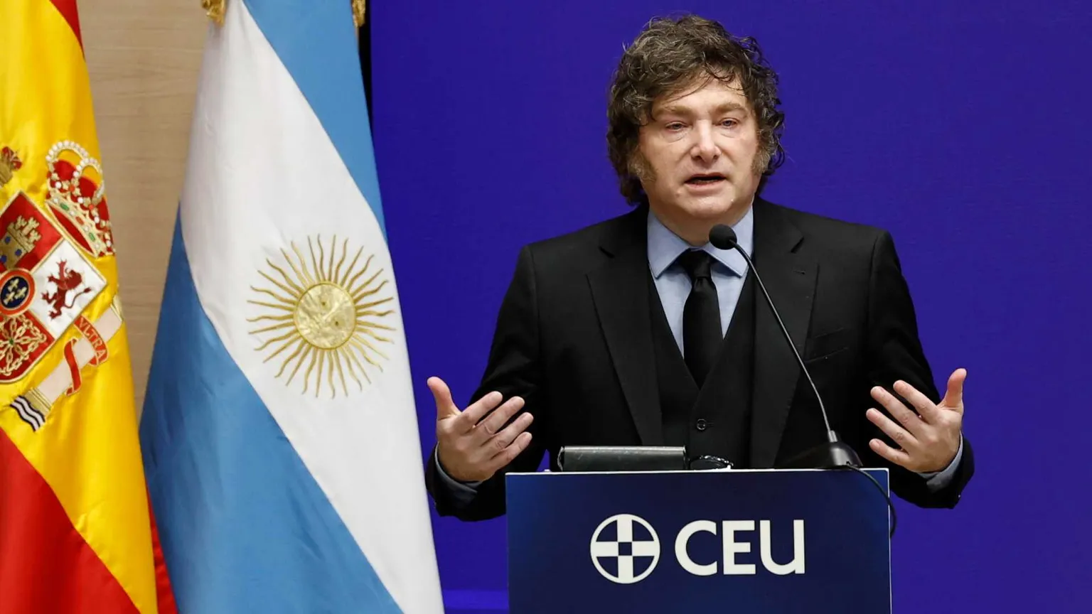 Milei adesso vuole mettere in vendita l'Argentina. La protesta dei vescovi: «La terra non è una merce»