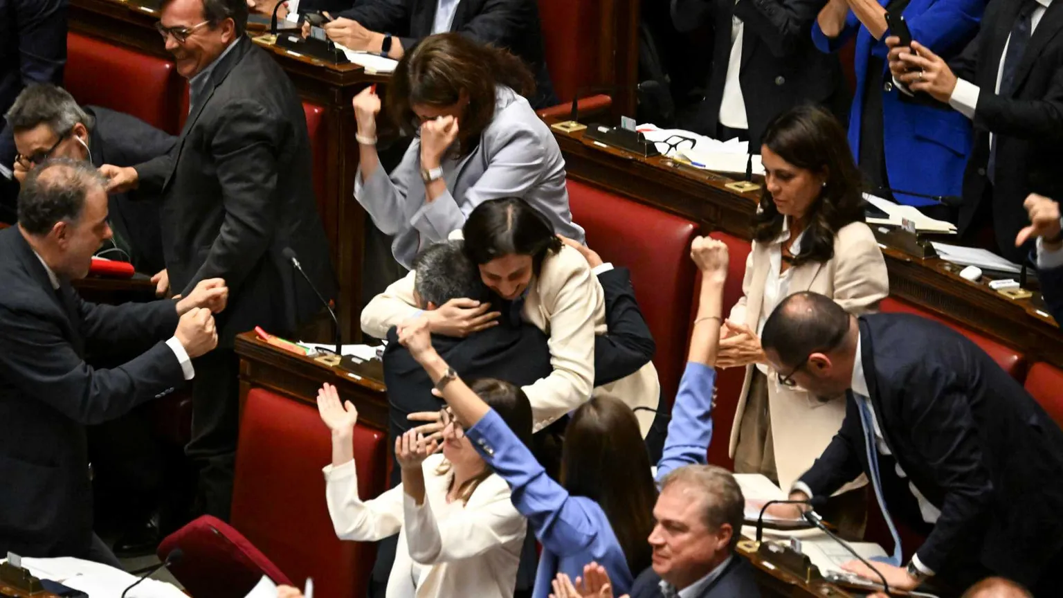 La segretaria Schlein ed i deputati del Pd esultano alla Camera dopo la bocciatura dell'emendamento della maggioranza sulle preferenze