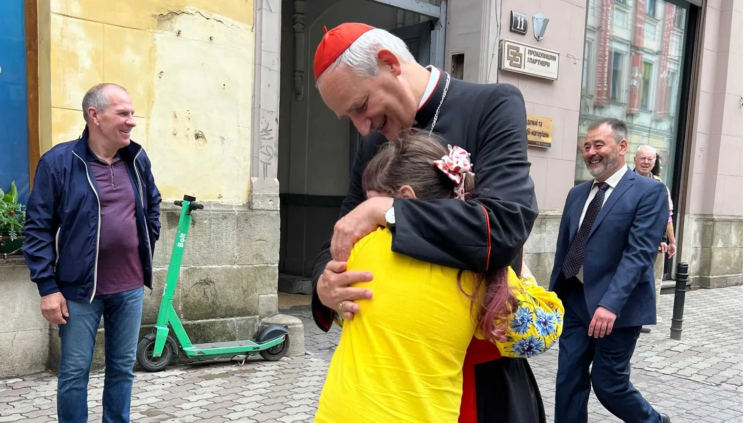 Zuppi a Kiev e la sua preghiera per i «costruttori di pace» in Ucraina