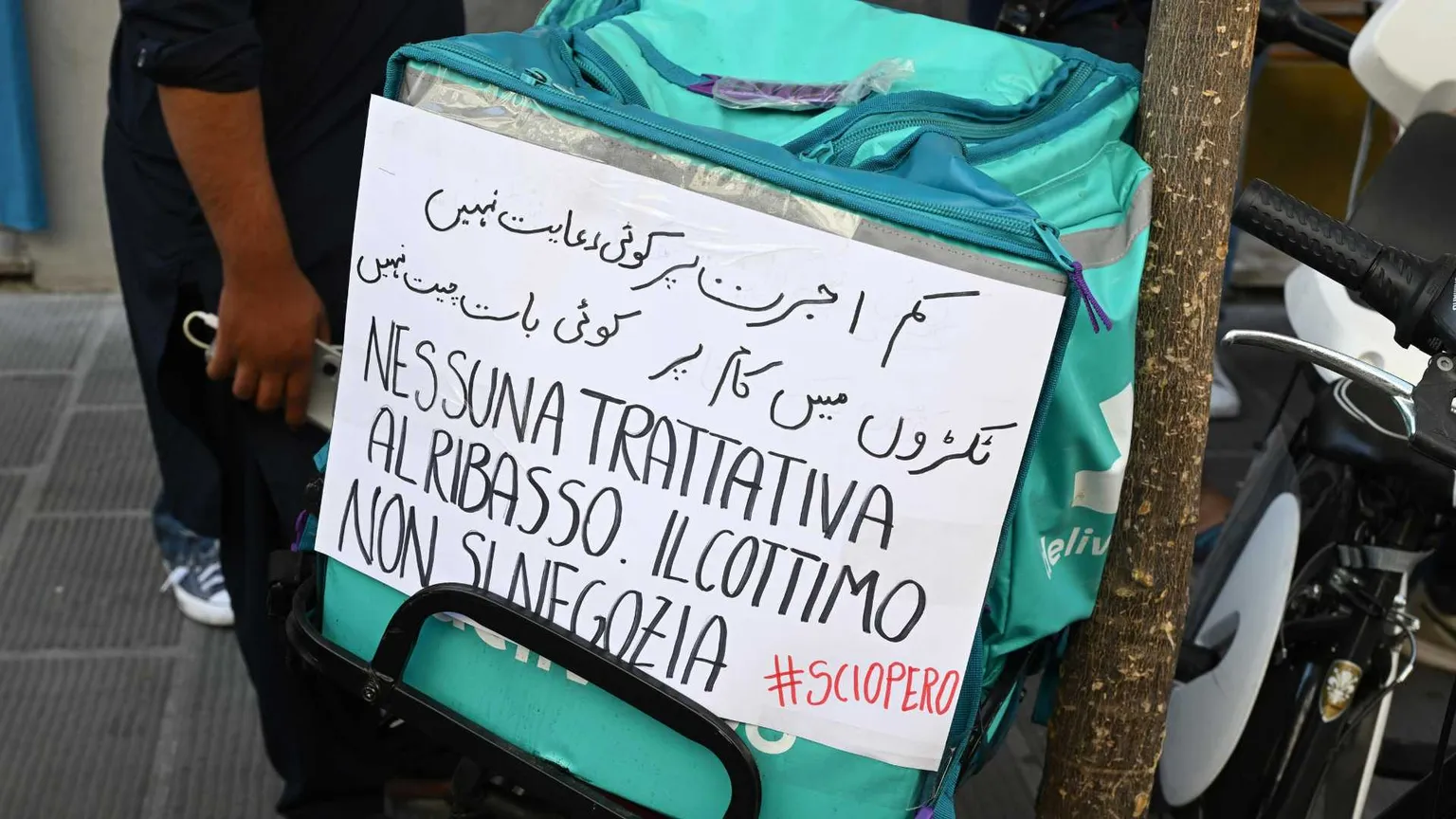 La biciclettata di protesta, oggi a Firenze, per i rider di Glovo e Deliveroo in segno di protesta contro le paghe basse e le modalità di lavoro con caldo estremo