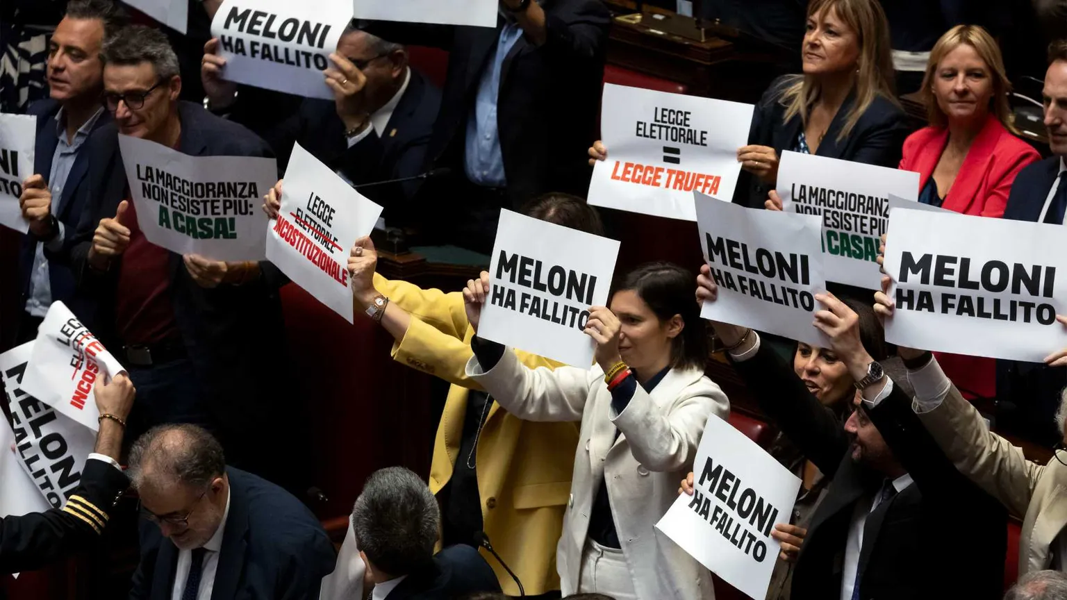 Via libera della Camera alla legge elettorale, tensioni in Aula