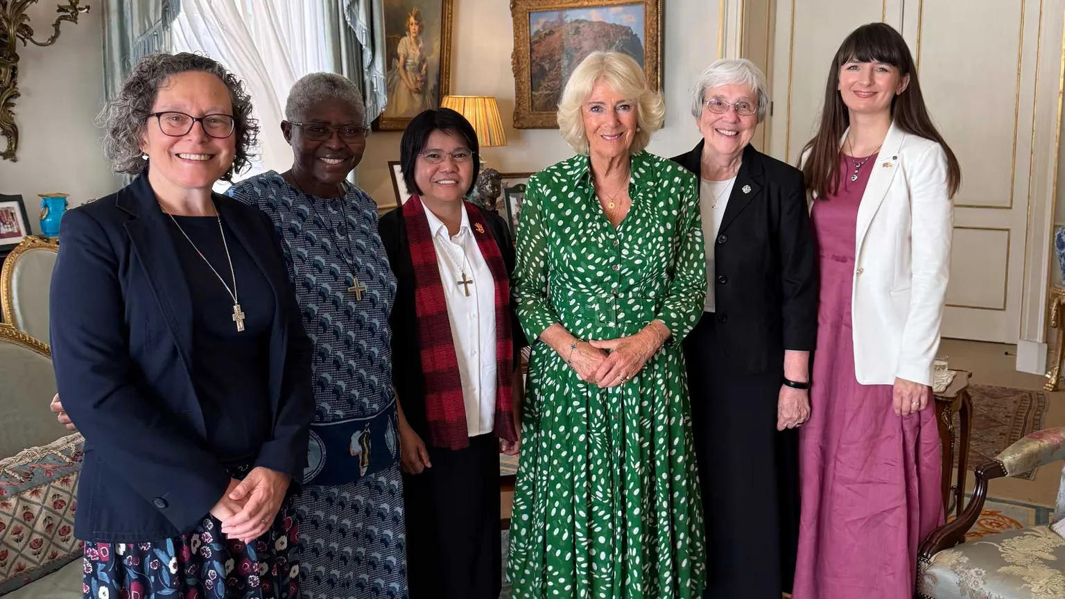 La regina Camilla con le rappresentanti dell'Unione Internazionale delle Superiore Generali, che riunisce le congregazioni religiose femminili cattoliche / BUCKINGHAM PALACE