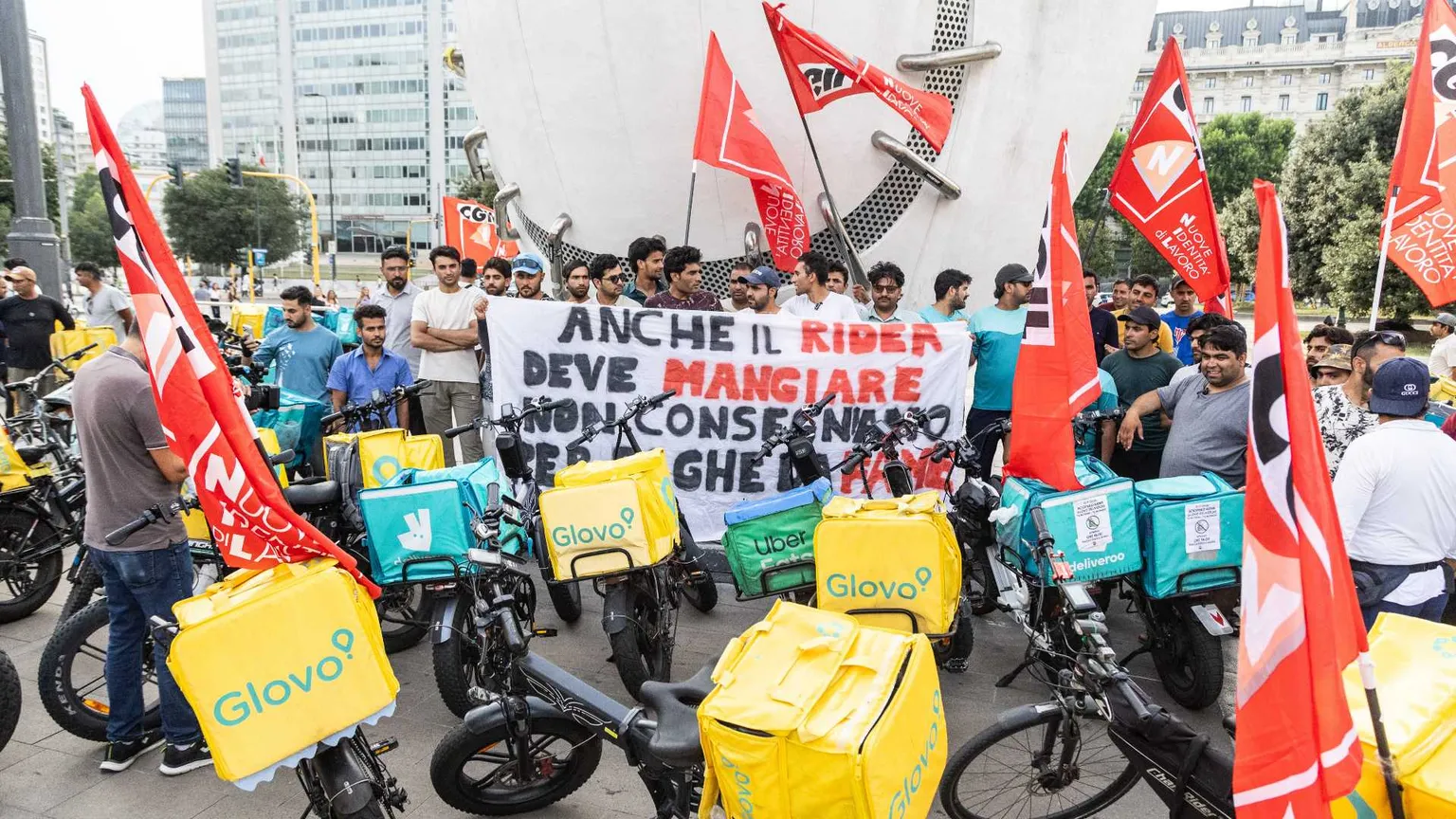 Retribuzioni dimezzate in dieci anni: per i rider di Milano il lavoro è sempre più povero