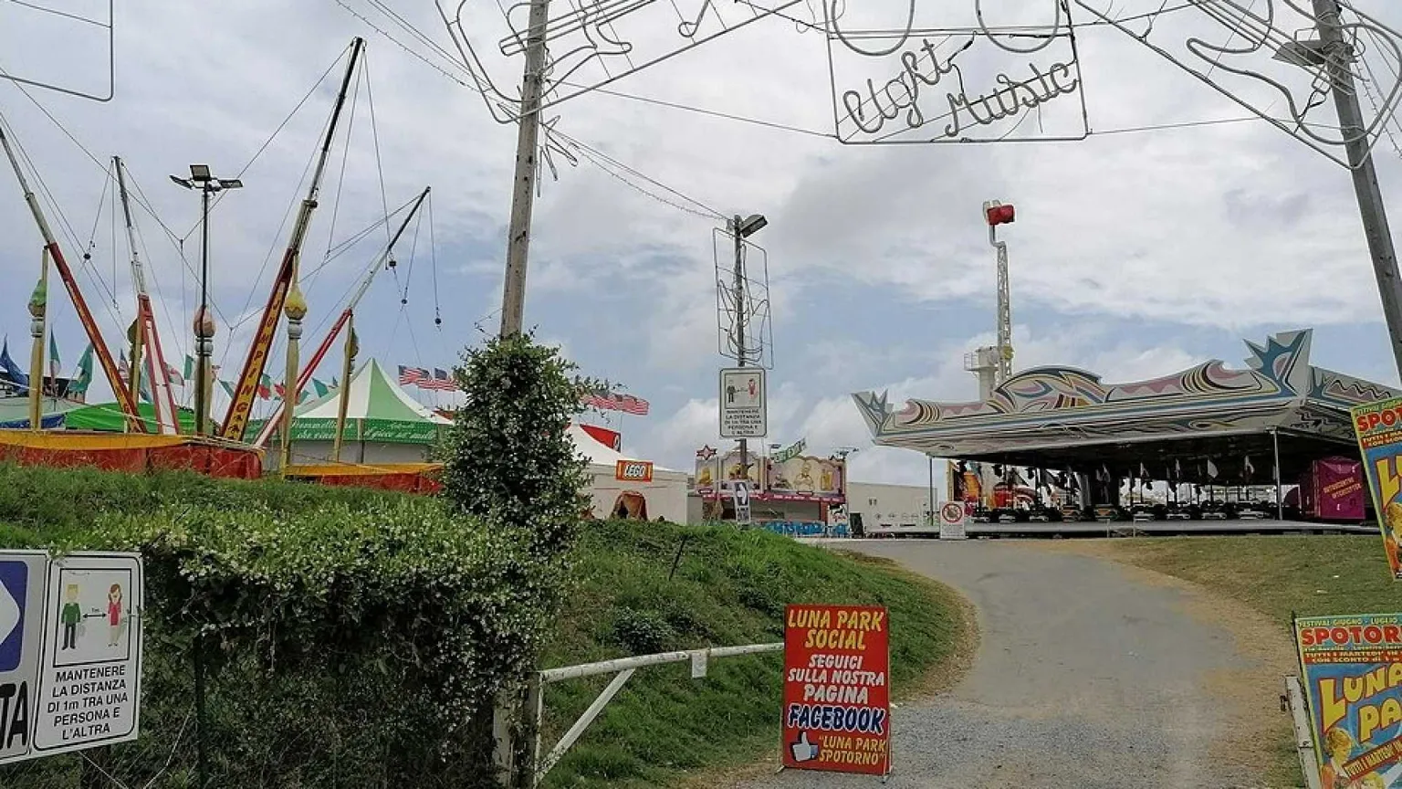 Tragedia al luna park: 15enne folgorato mentre calcia un pallone