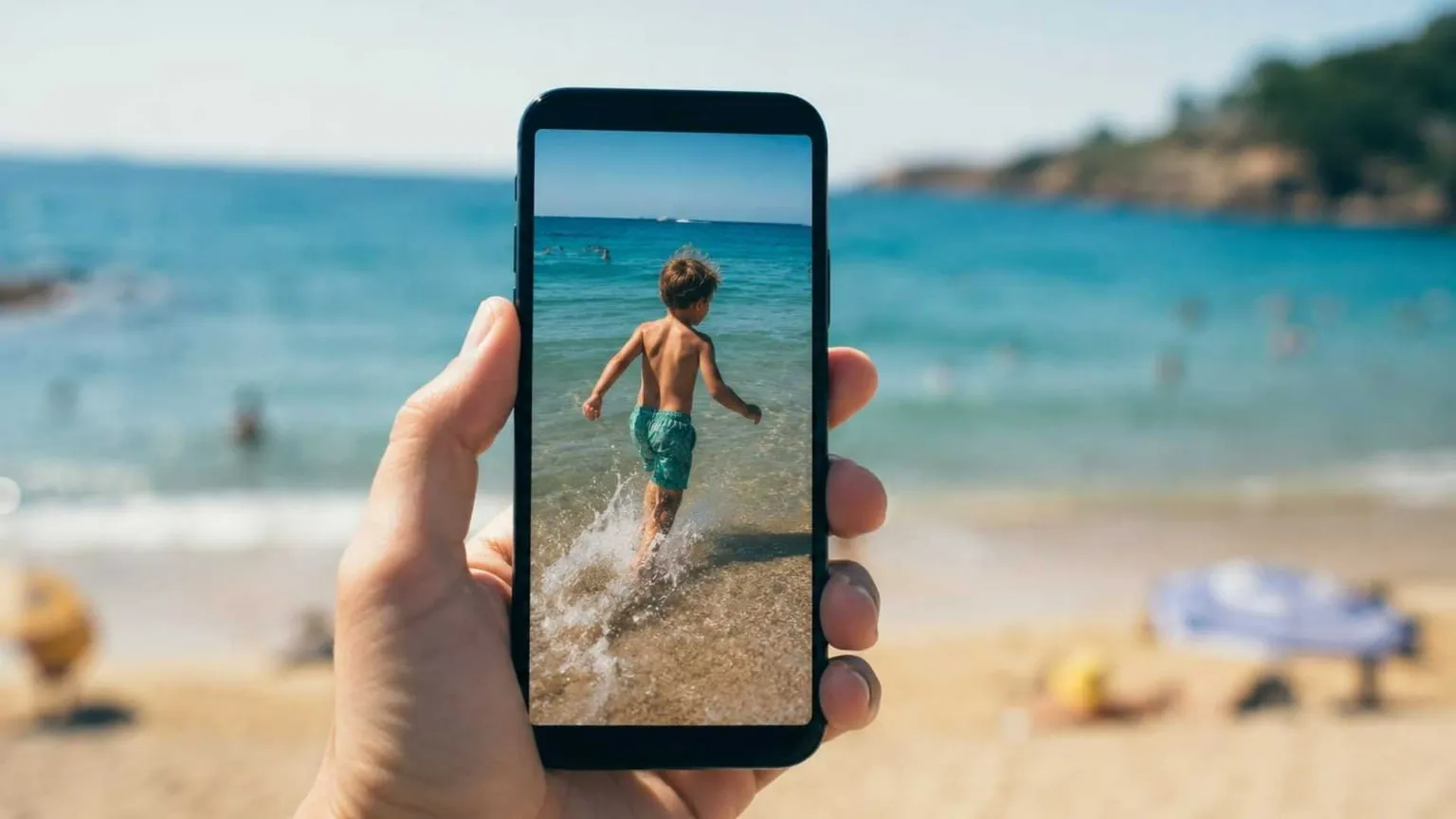Un bambino fotografato con lo smartphone