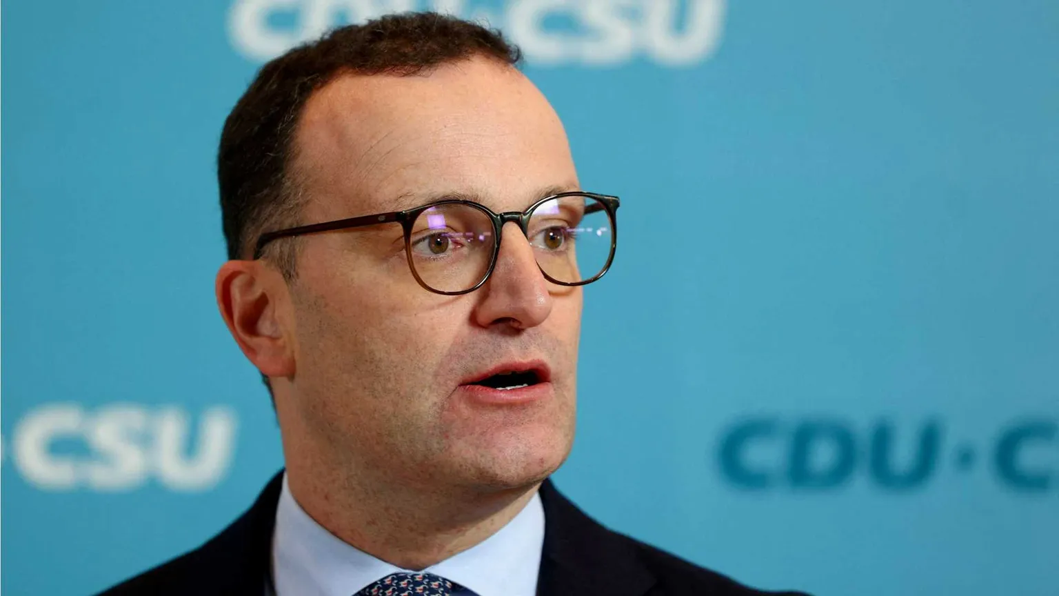 «Sono diventato papà con la surrogata». In Germania l'addio di Spahn (Cdu-Csu) è un caso