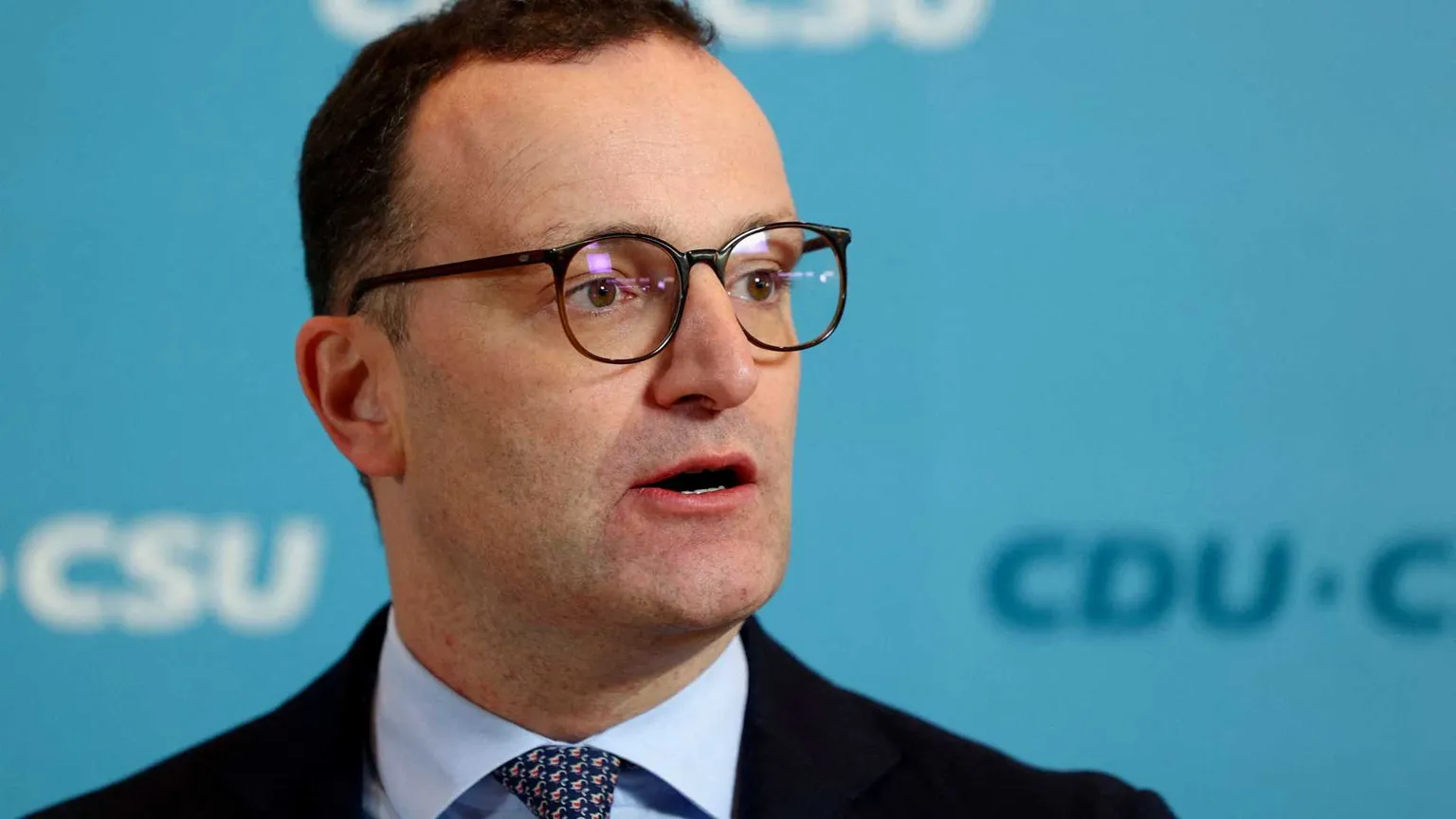 Il "caso Spahn" scuote la Germania: si dimette il deputato diventato padre con la surrogata
