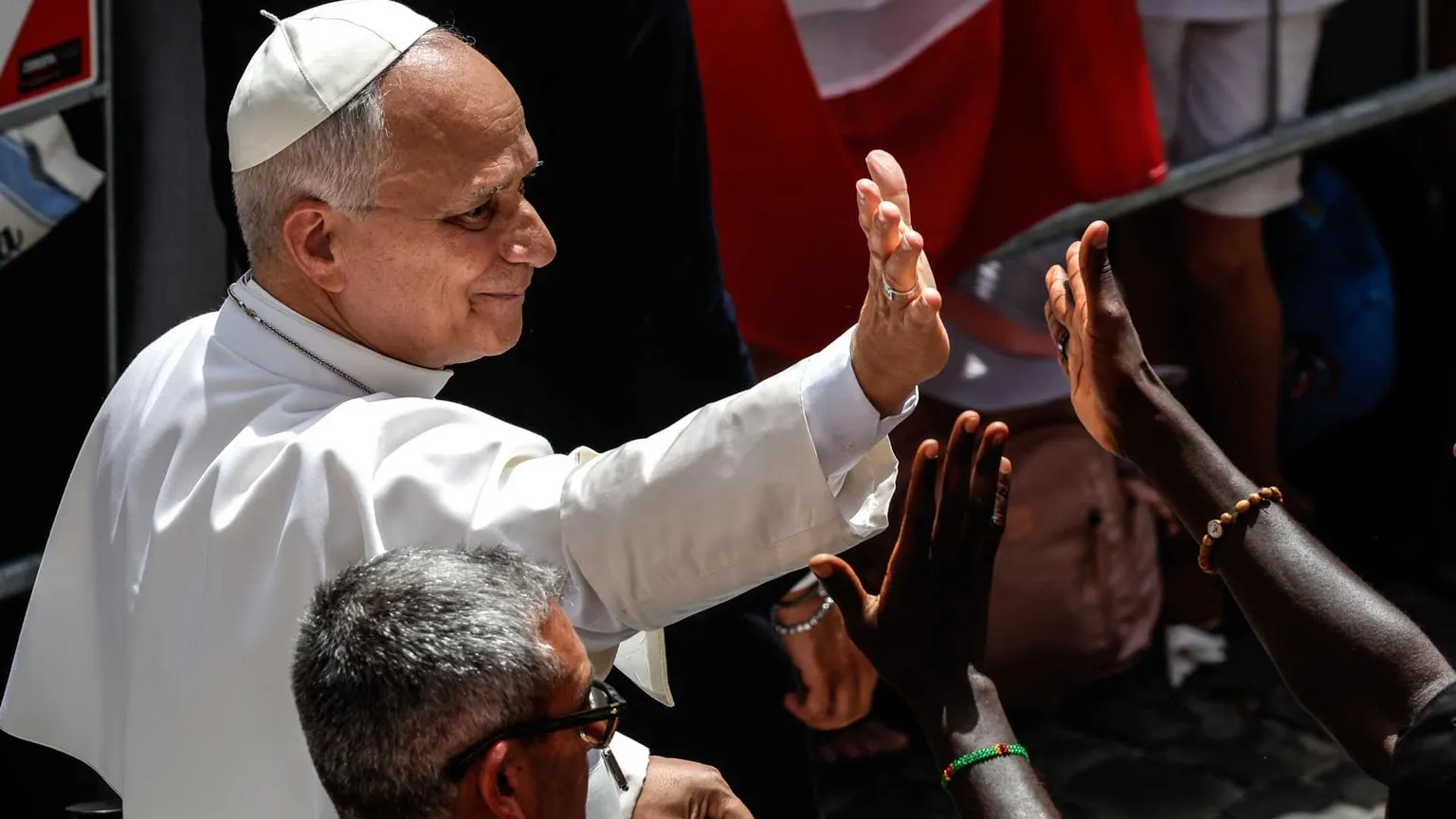 Il Papa in mezzo ai fedeli radunati davanti al Palazzo Apostolico per la preghiera domenicale dell'Angelus ieri, 19 luglio 2026 / ANSA
