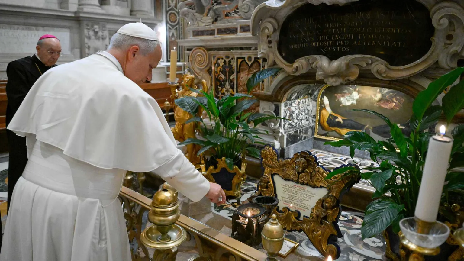 Il Papa in preghiera sulla tomba di san Benedetto a Montecassino / VATICAN MEDIA