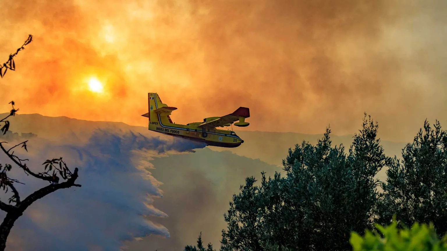 L'ondata di caldo alle battute finali ma è allerta rossa incendi al Sud