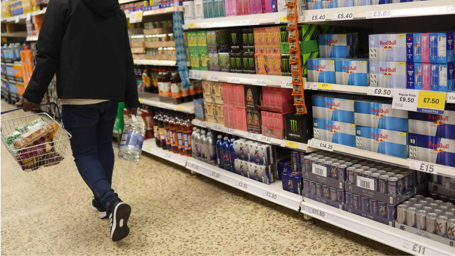 Spot, vendita diffusa, niente limiti di età: gli energy drink dilagano tra gli adolescenti (ma fanno male)