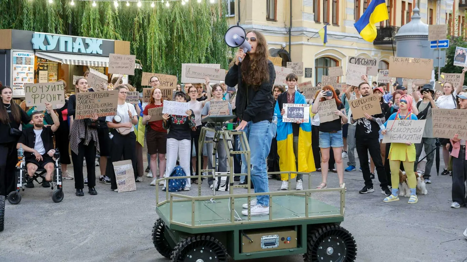 In Ucraina qualcosa è cambiato. Perché la piazza ora detta la linea a Zelensky